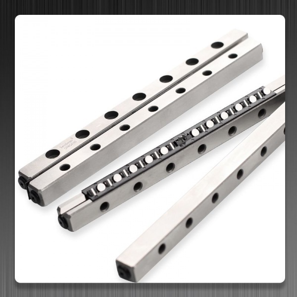 Anti-creep cross guide built-in rack and pinion cross guide